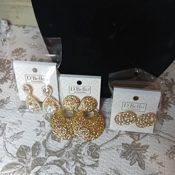 Universal Thread Gold Multi-Layer Necklace - Picture 5 of 5